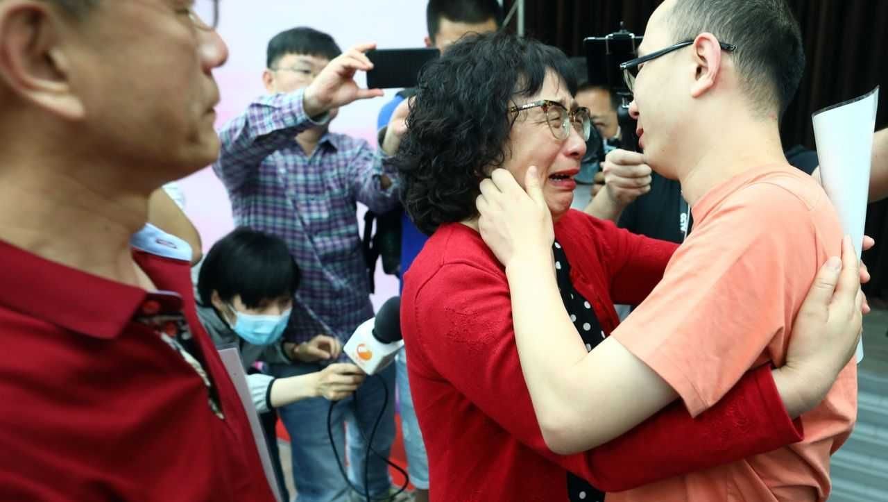 Хятадад 32 жилийн өмнө хулгайлагдсан хүү төрсөн аав ээжтэйгээ уулзжээ