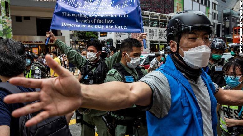 Хонг Конгийн иргэд цар тахлын эсрэг Хятадын засгийн газрын бодлогыг эсэргүүцэн жагслаа