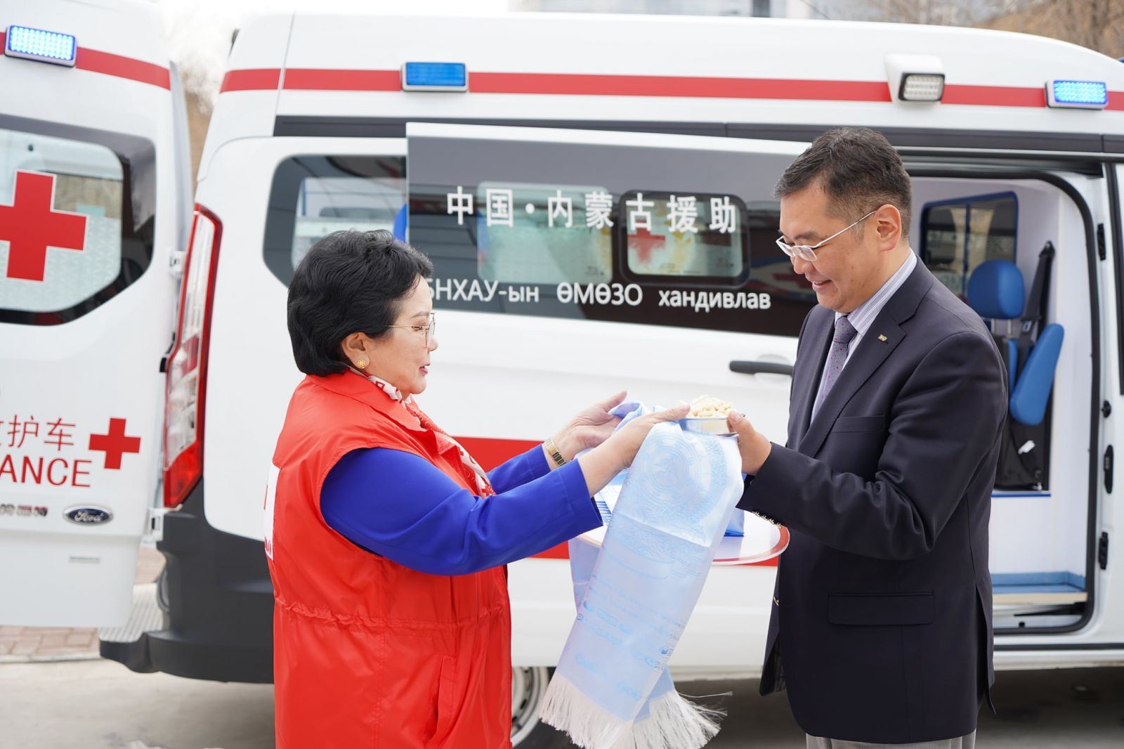 Монголын Улаан загалмай нийгэмлэгээс “СӨРӨГ ДАРАЛТАТ ТҮРГЭН ТУСЛАМЖИЙН АВТОМАШИН” хүлээлгэн өглөө