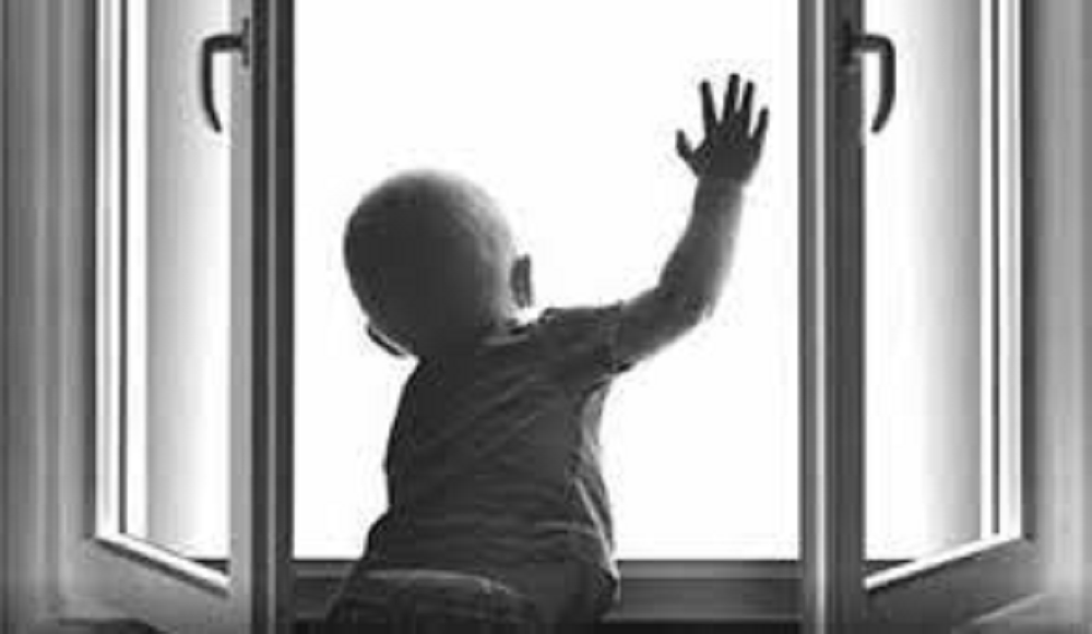 Бага насны хүүхэд цонхоор унаж, бэртсэн харамсалтай хэрэг гарлаа