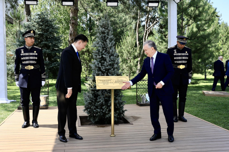Монгол Улсын Ерөнхийлөгч У.Хүрэлсүх, Найрамдах Узбекистан Улсын Ерөнхийлөгч Ш.Мирзиёев нар дурсгалын мод тарилаа
